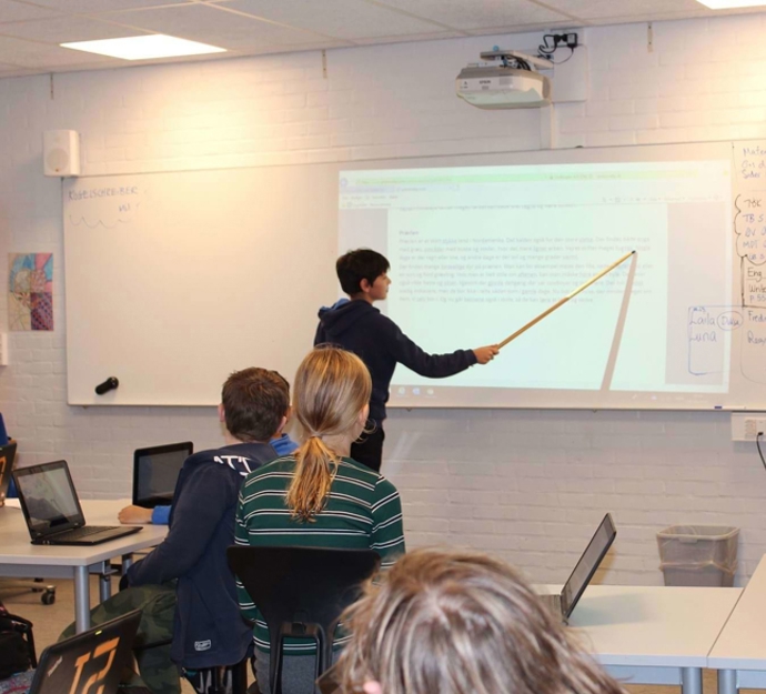 Dreng ved whiteboard