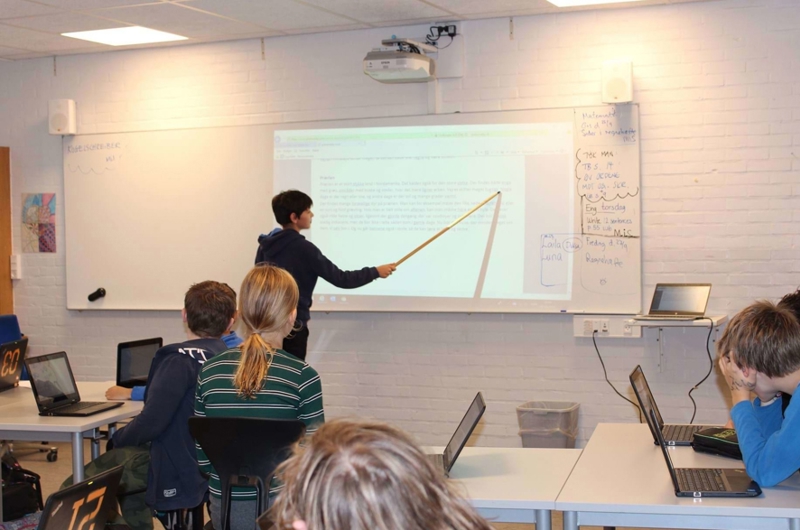 Dreng ved whiteboard